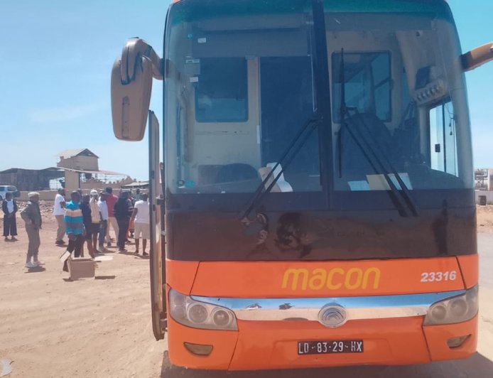 NOTÍCIA URGENTE: AUTOCARRO DA EMPRESA MACON SOBREAQUECE EM MENOS DE 30 MINUTOS APÓS PARTIDA NO NAMIBE COM DESTINO A LUANDA