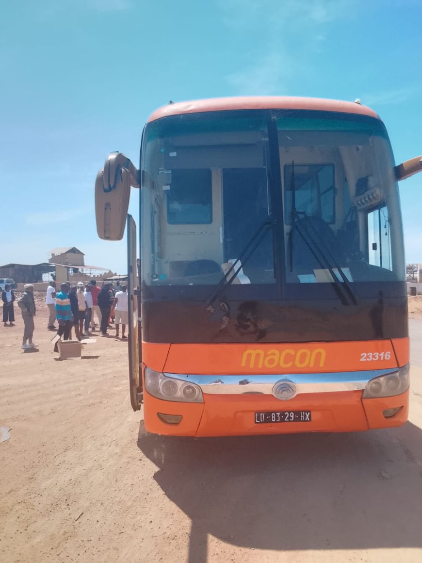NOTÍCIA URGENTE: AUTOCARRO DA EMPRESA MACON SOBREAQUECE EM MENOS DE 30 MINUTOS APÓS PARTIDA NO NAMIBE COM DESTINO A LUANDA